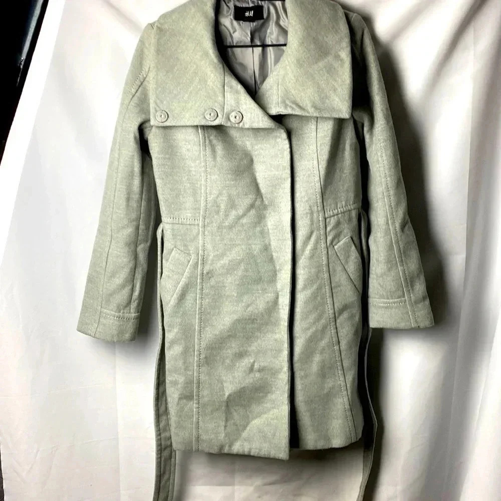 -H & M WOMENS SIZE 6 BELTED COAT GRAY‎ SNAP BUTTONS LINED POCKETS POLY ELASTANE